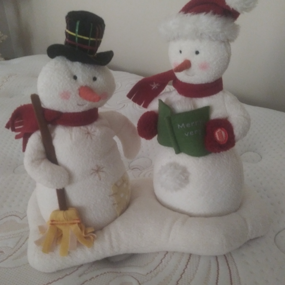 Snowman carolers